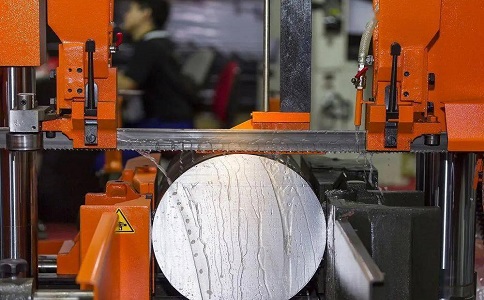 蒋场镇立式金属带锯床切削出现跑带故障解决方法！